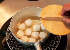 串で茹で里芋の柔らかさを確認